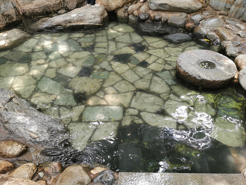 温泉景观自然石头