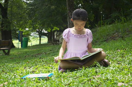 在公园看书的女孩