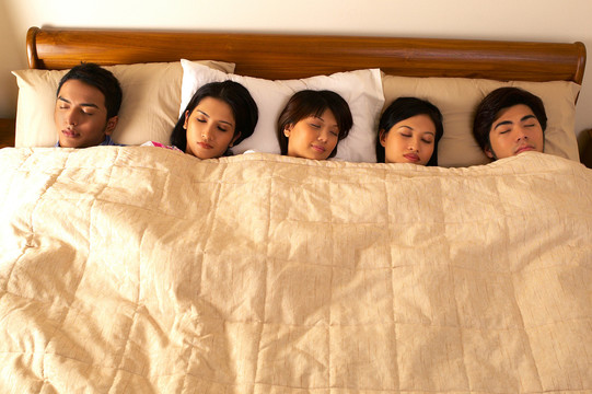 睡在床上的一群男女的俯视图