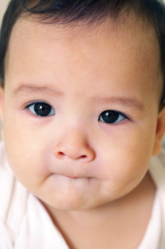 一张胖脸婴儿的特写照片