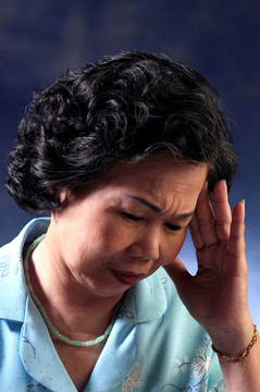一位老妇人头痛的摄影棚照片