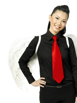 肩上戴着一对白色翅膀的女士对着镜头微笑