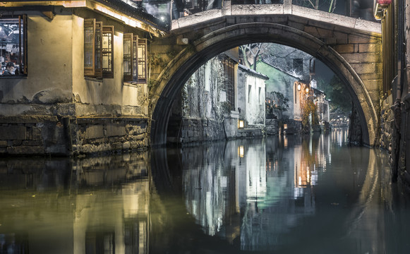 江苏周庄古镇夜景风光