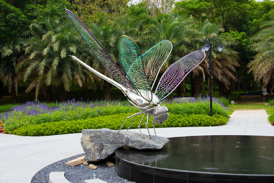 蜻蜓点水金属雕塑