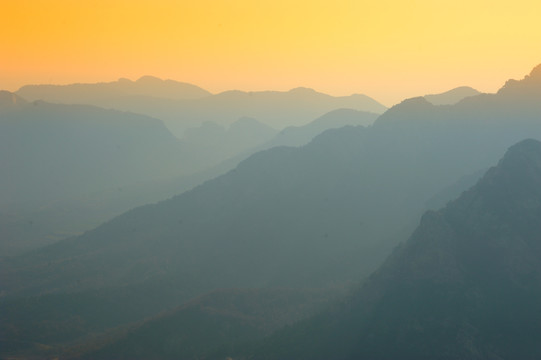 水墨群山