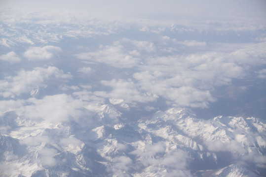飞往拉萨的飞机上航拍的雪山