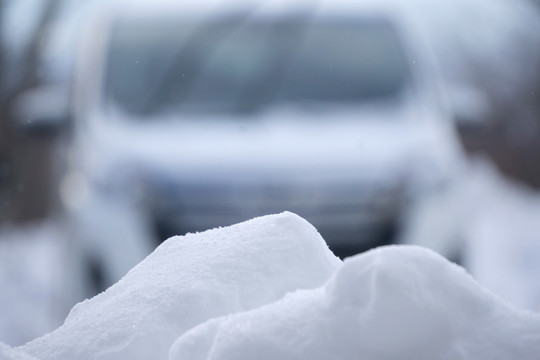 停车场的积雪