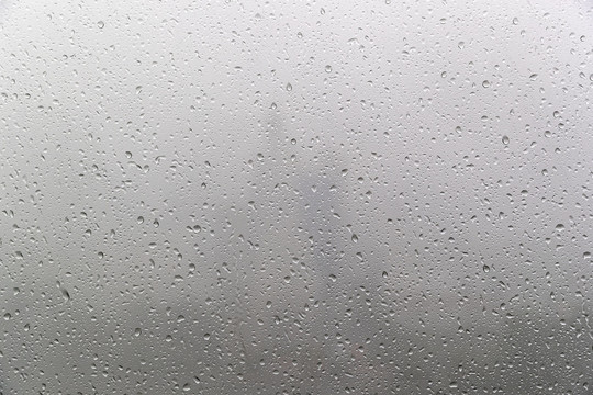 玻璃上的雨珠摄影图