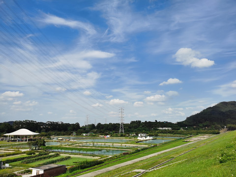 蓝天白云乡村美景