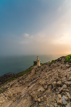 海上日出景观和悬崖上的灯塔