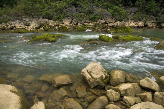 清澈河流流水图片