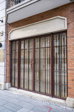 上海石库门老建筑商铺玻璃门