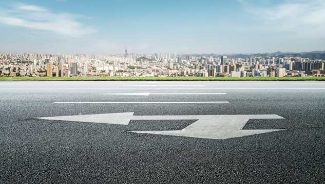 沥青公路地面和城市建筑景观