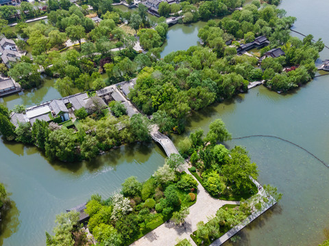 航拍济南明湖园林湖畔风景