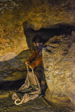 中亚古代开采金矿淘金