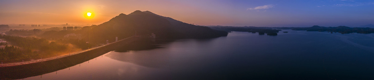 宽幅日出时的湖光山色图片