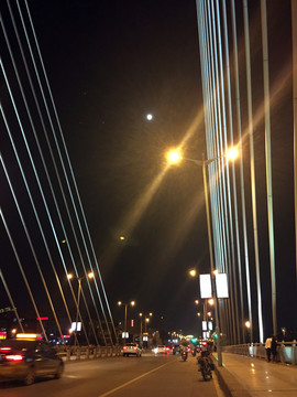 桥头夜景