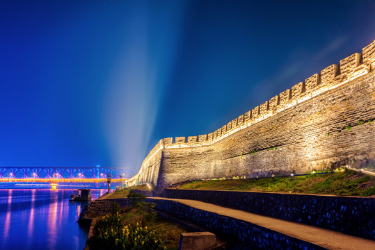 中国湖北襄阳古城墙夜景风光