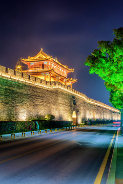 中国湖北襄阳古城临汉门夜景