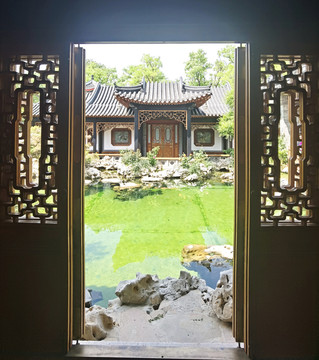 江南园林景观雕花木窗