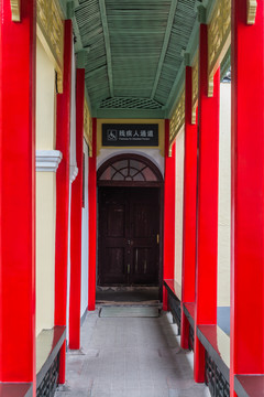 走廊红色柱子