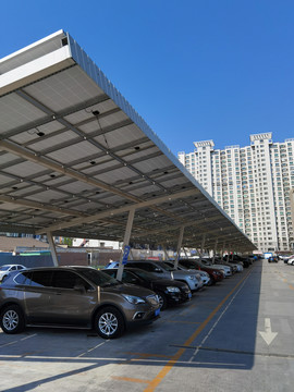 太阳能板充电站停车场