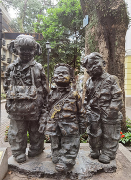 三个小孩铜像雕塑
