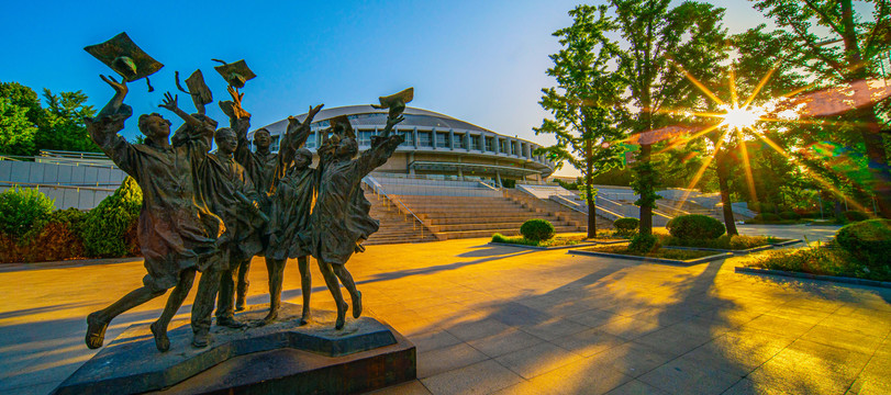 清华大学体育馆前学生毕业雕塑
