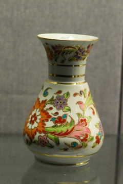 土耳其描金瓷花瓶