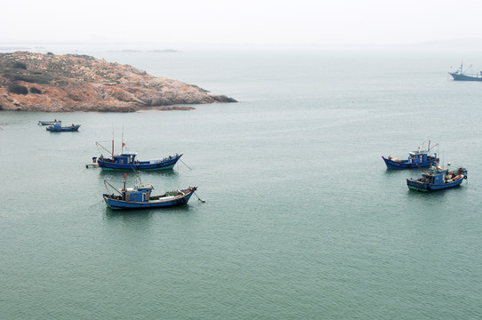 海中渔舟风景