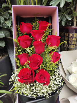 礼盒装的玫瑰花