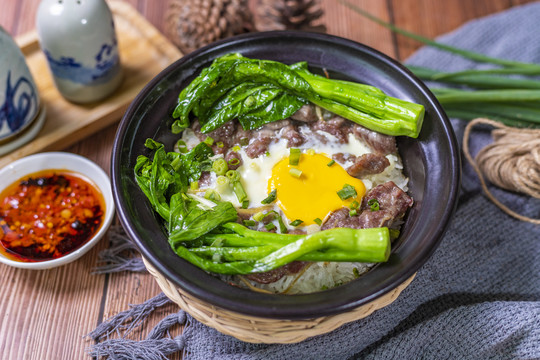 窝蛋牛肉煲仔饭