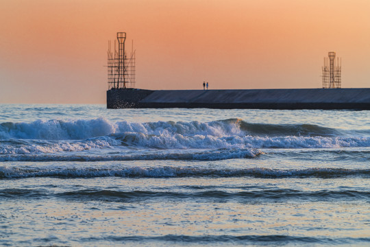 海浪黄昏高清大图