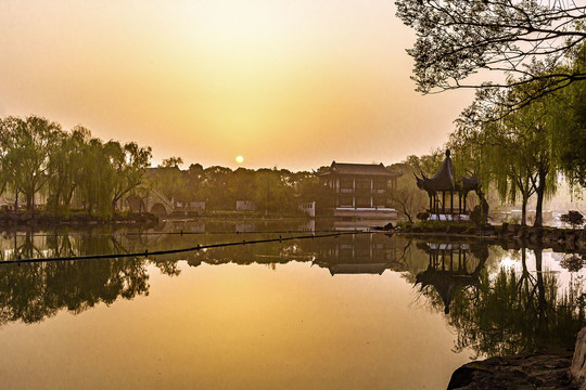 金色的嘉兴南湖摄影图
