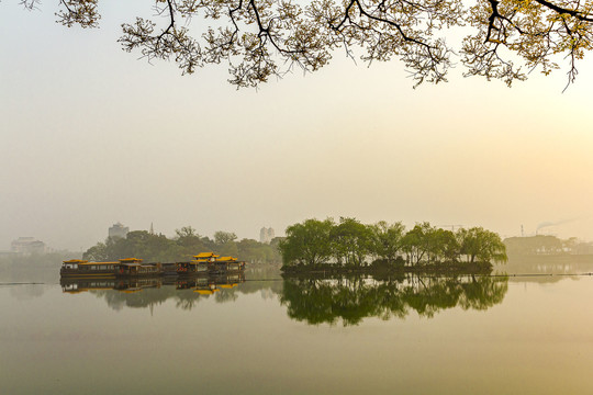 嘉兴南湖游船晨景