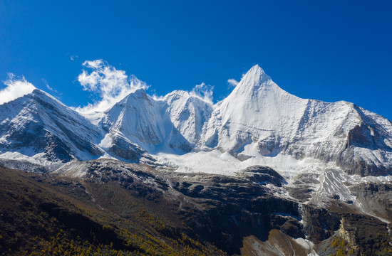 稻城亚丁央迈勇雪山