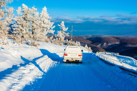 冬季森林积雪道路