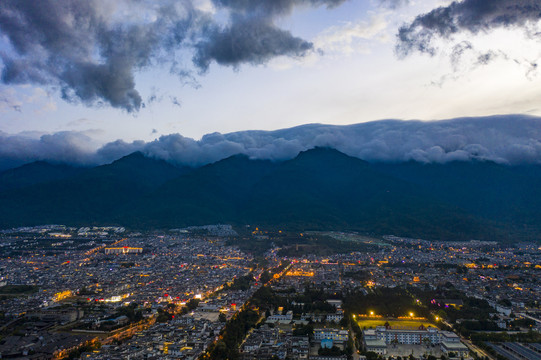 航拍云南大理古城夜景