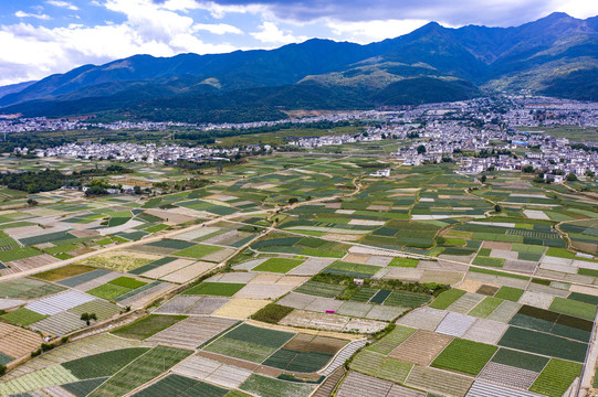 航拍云南大理的田野