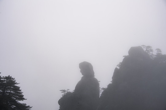 雨雾中的江西三清山女神峰