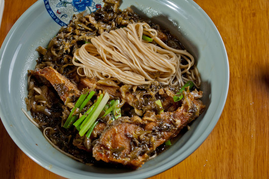 雪菜酥鱼面