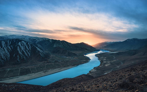 西藏河流一角