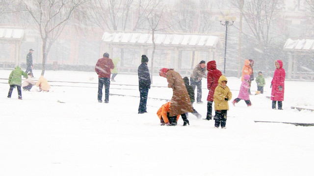 打雪仗