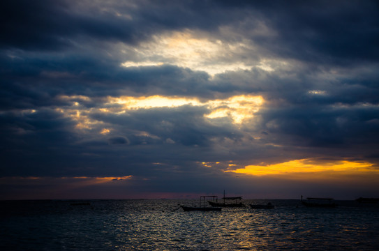巴厘岛海边乌云日落