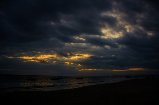巴厘岛海边乌云日落