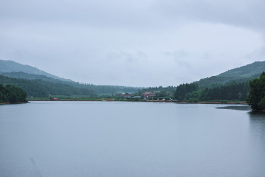 水面乡村雨后