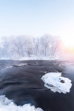 冬天雪地河流雾凇