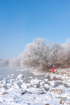 冬天雪地河流雾凇