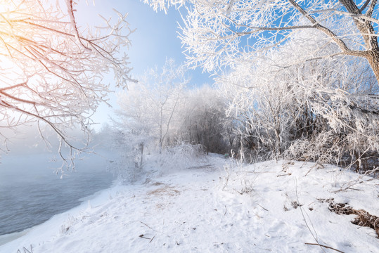 冬天雪地河流雾凇