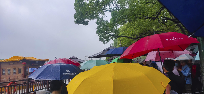 冒雨参观红船